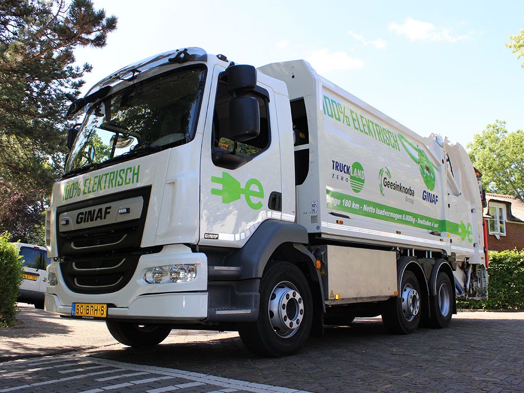 Nieuwe volledig <kleur>elektrische</kleur> huisvuilwagen: Het resultaat van een goede samenwerking tussen Truckland, Geesinknorba en GINAF.